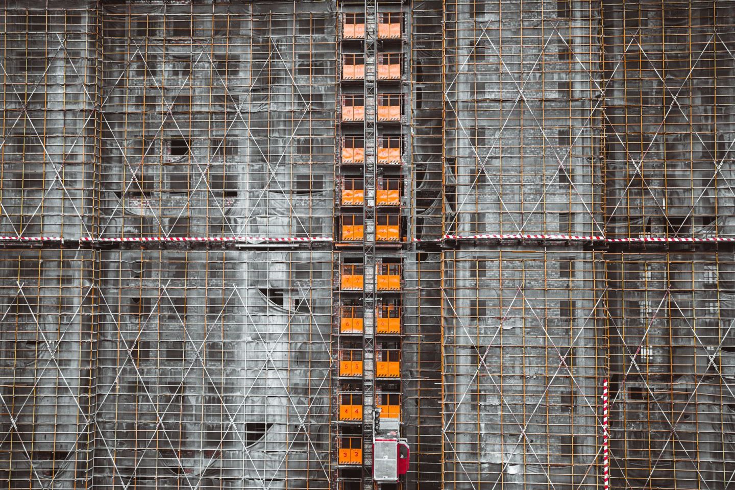 Rahmenschalung mit Ankerstellen und Gerüstlagen an einer hohen Betonwand