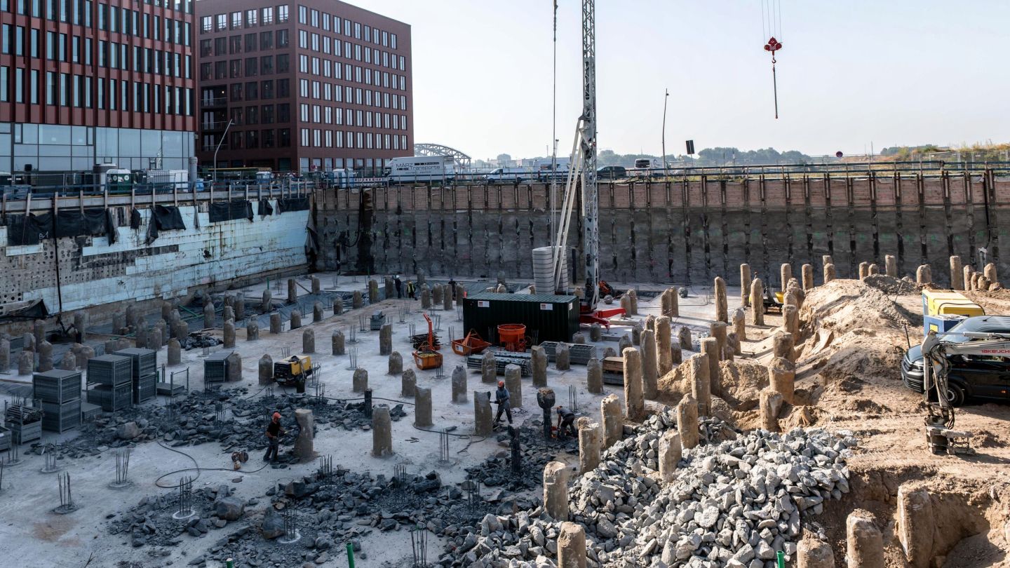 Gründungsfeld einer Baustelle mit betonierten Fundamentstützen und Bewehrungsanschlüssen